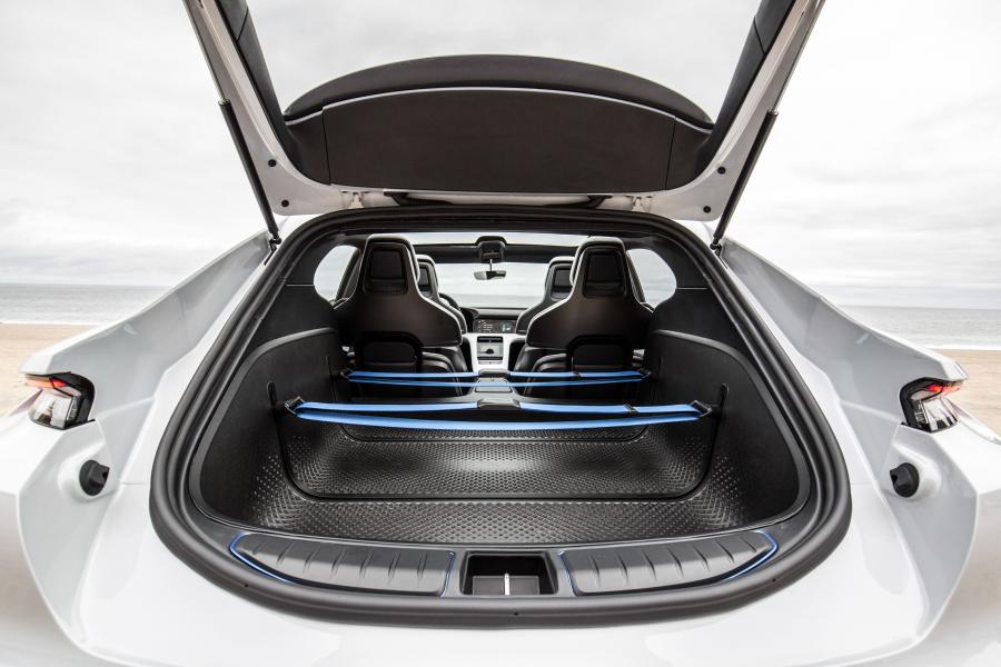 Багажник Porsche Mission E Cross Turismo 2018 года  (фото 50 из 66)